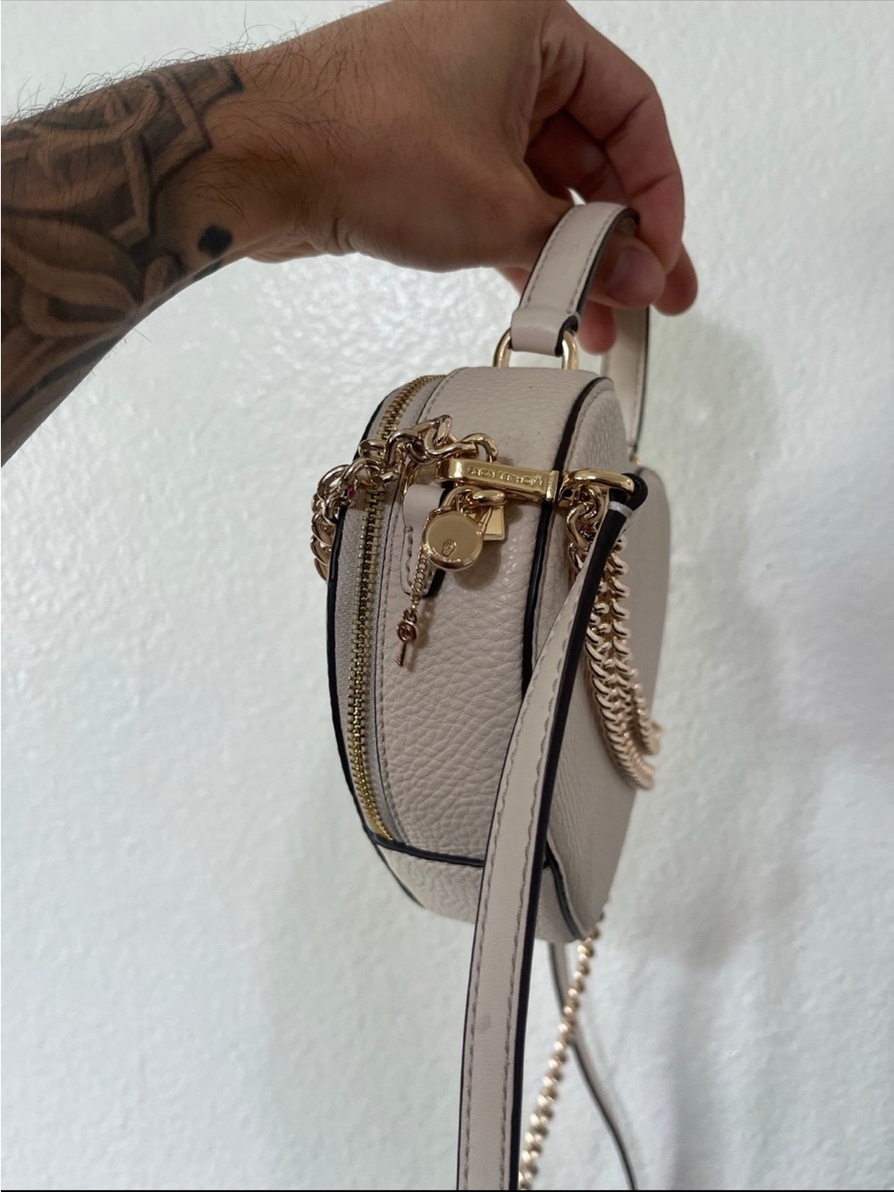 Michael Kors Heart Crossbody Bag in Light Cream with Gold Chain - Picture 5 of 8